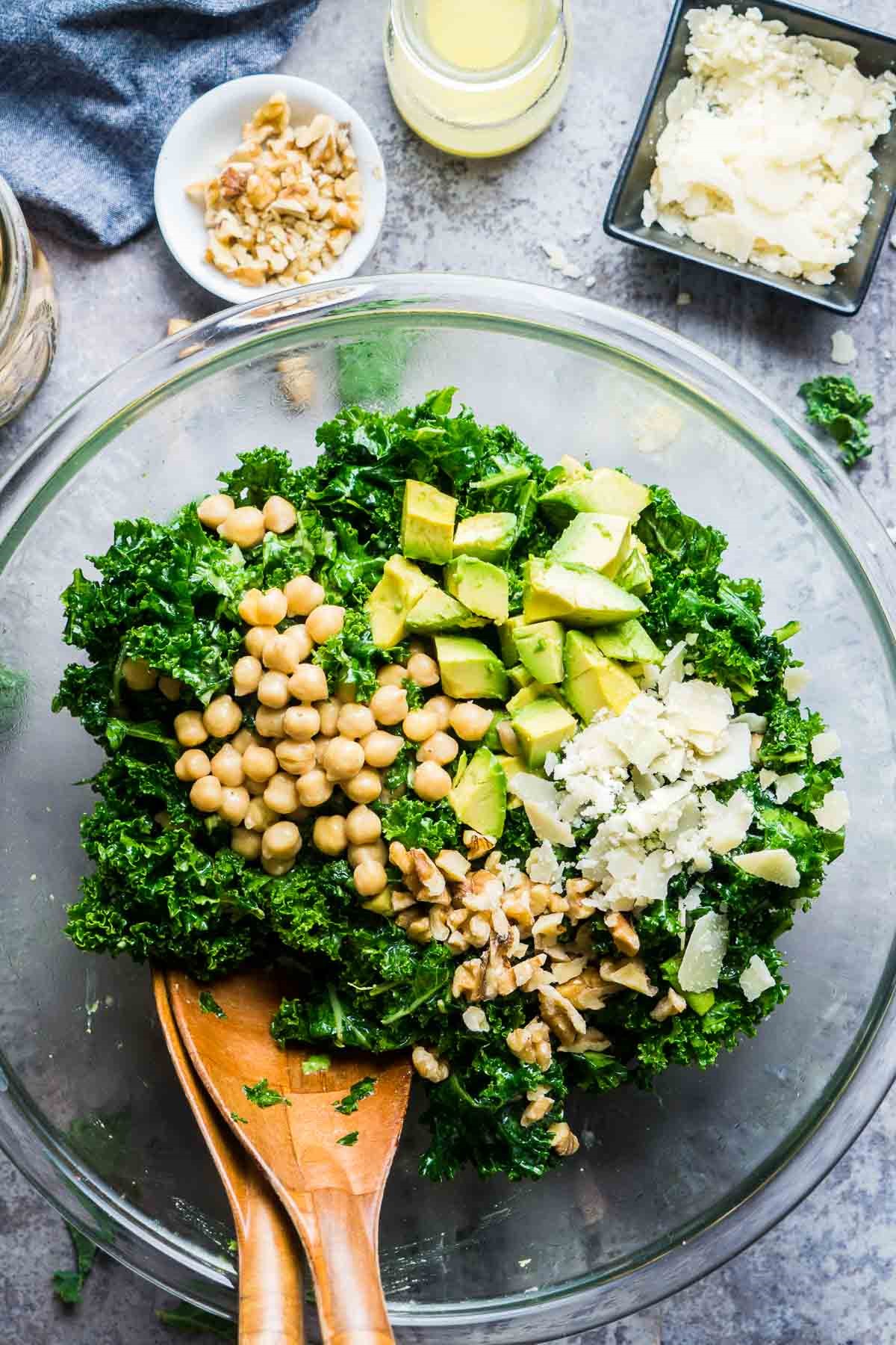 Kale salad with lemon dressing