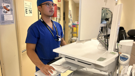 Kevin De Alba using NEWS2 at UHN while wearing his UHN scrubs