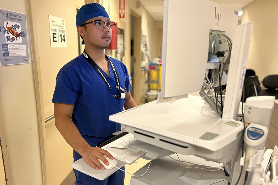 Kevin De Alba using NEWS2 at UHN while wearing his UHN scrubs