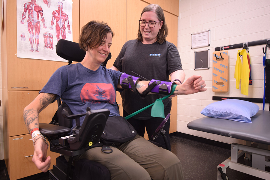Erin Wall, (L), a patient at UHN's Toronto Rehab, Lyndhurst Centre, does strength training exercises with physiotherapist Kristina Guy. (Photo: UHN)